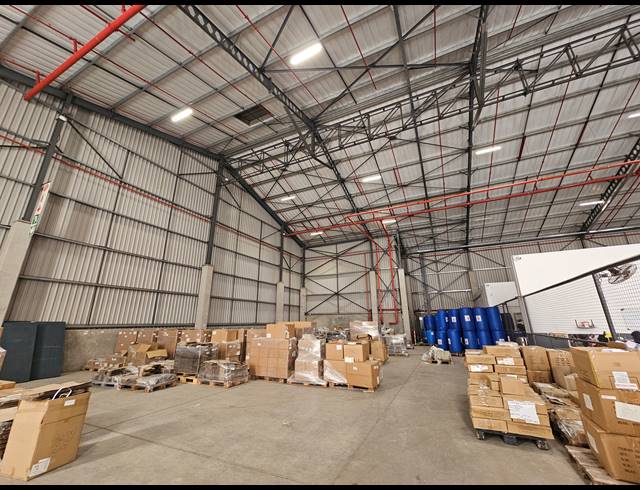 3,500M² WAREHOUSE TO LET IN LONGLAKE